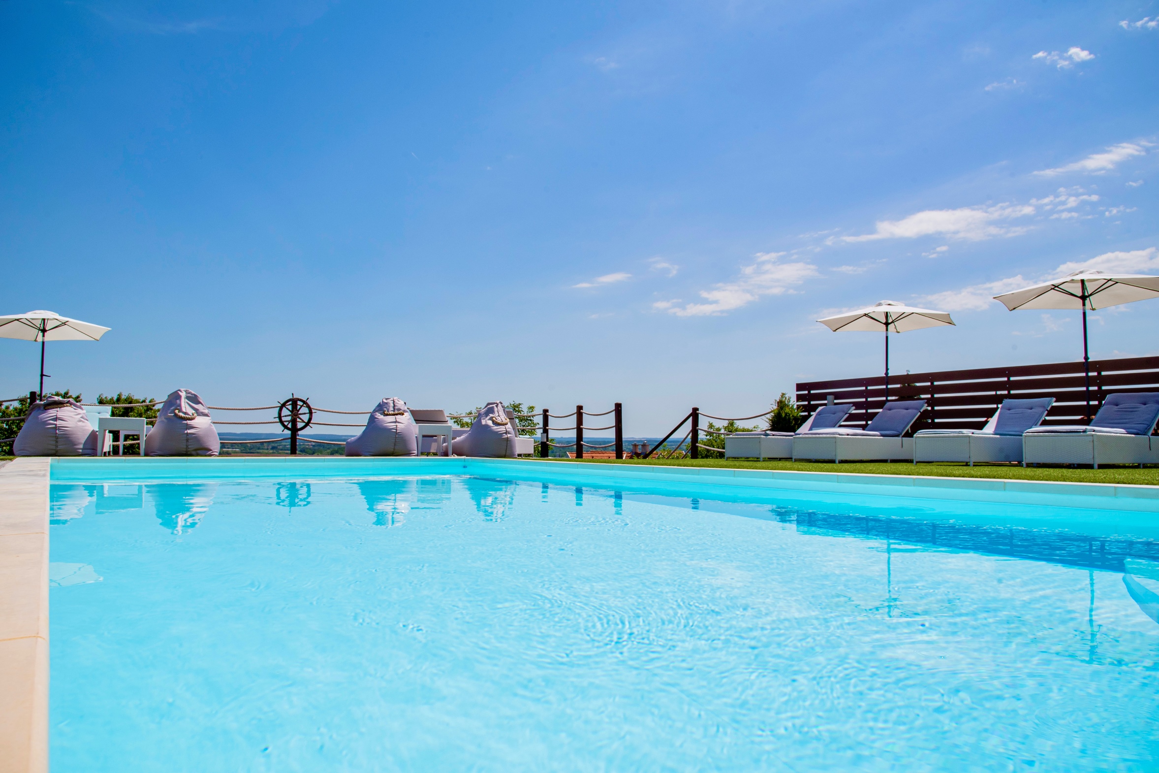 love-and-dream-elemnyvilla-medence-030