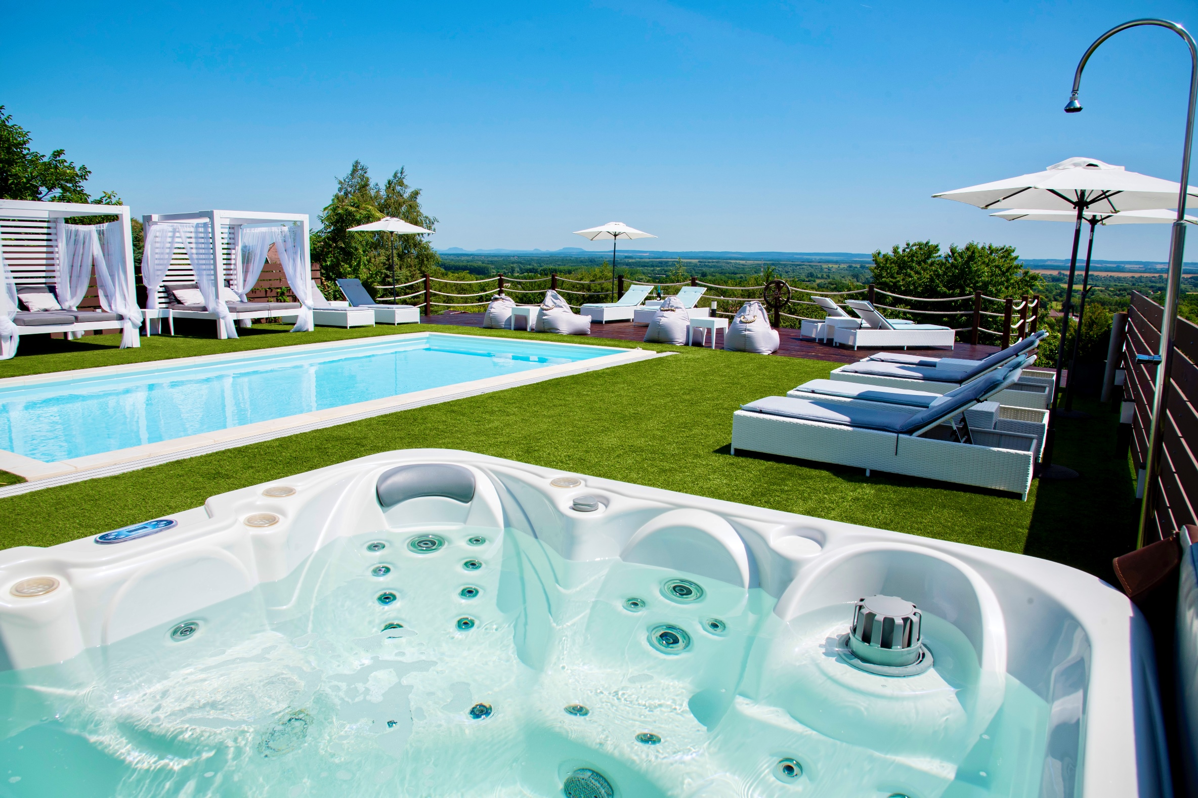 love-and-dream-elemnyvilla-medence-044