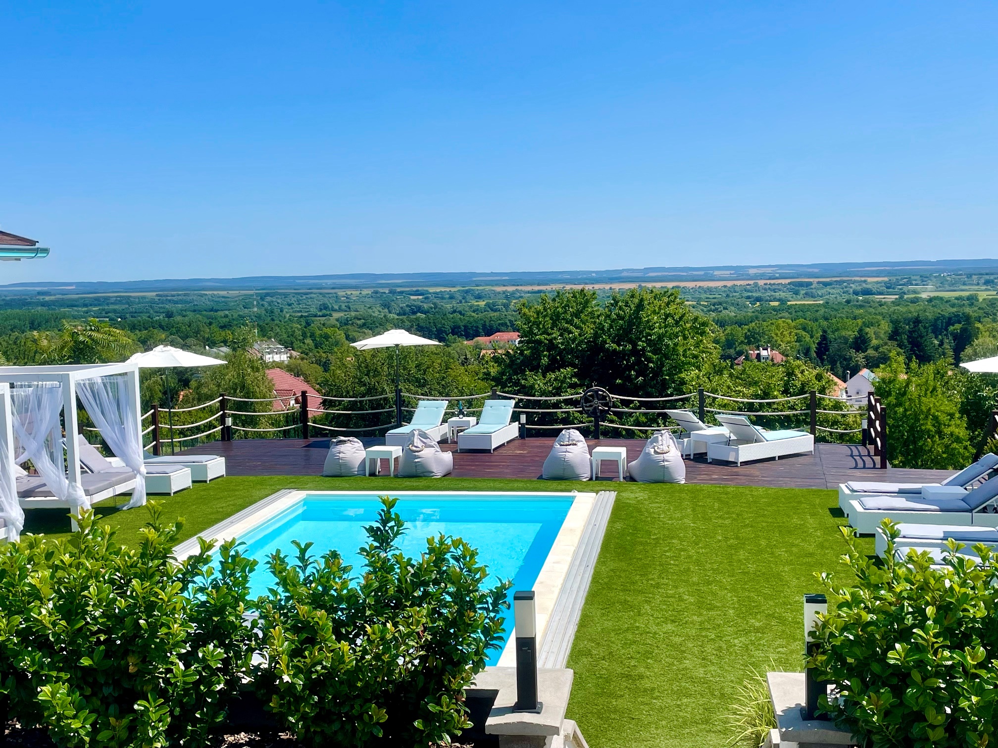 love-and-dream-elemnyvilla-medence-6130