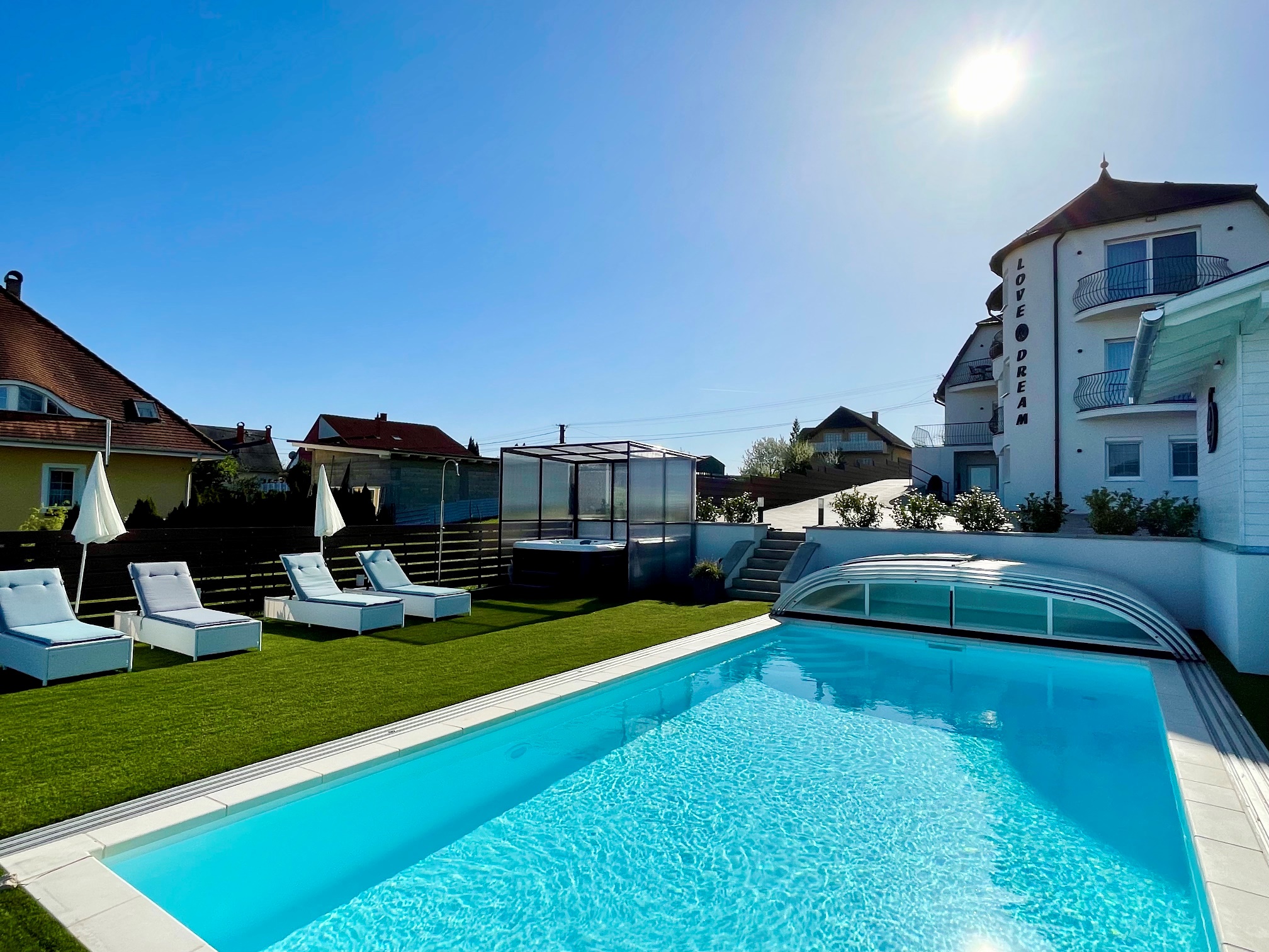 love-and-drem-elmenyvilla-medence-3772