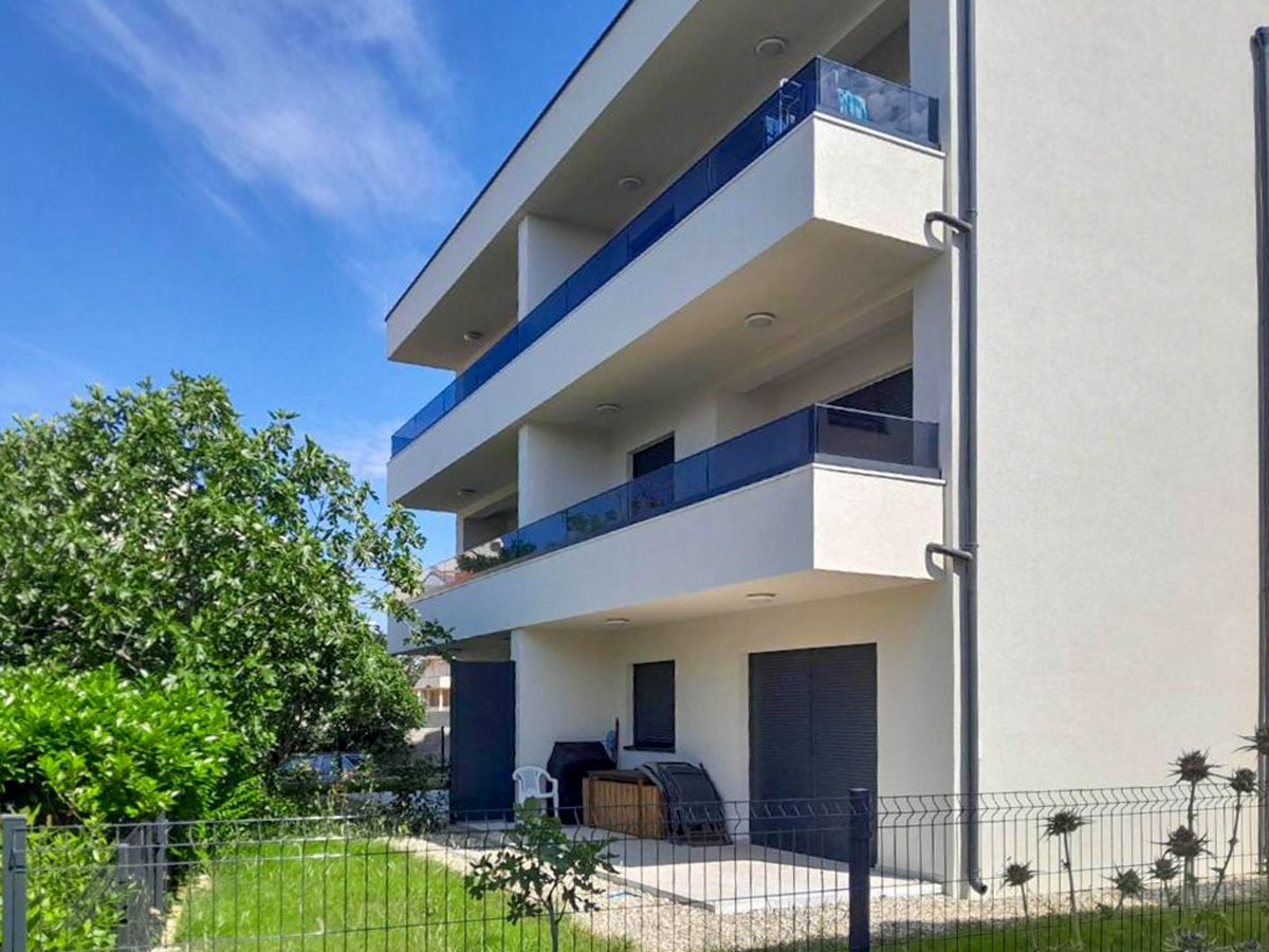 penthouse-s-krovnom-terasom-jacuzzijem-i-pogledom-na-more_14