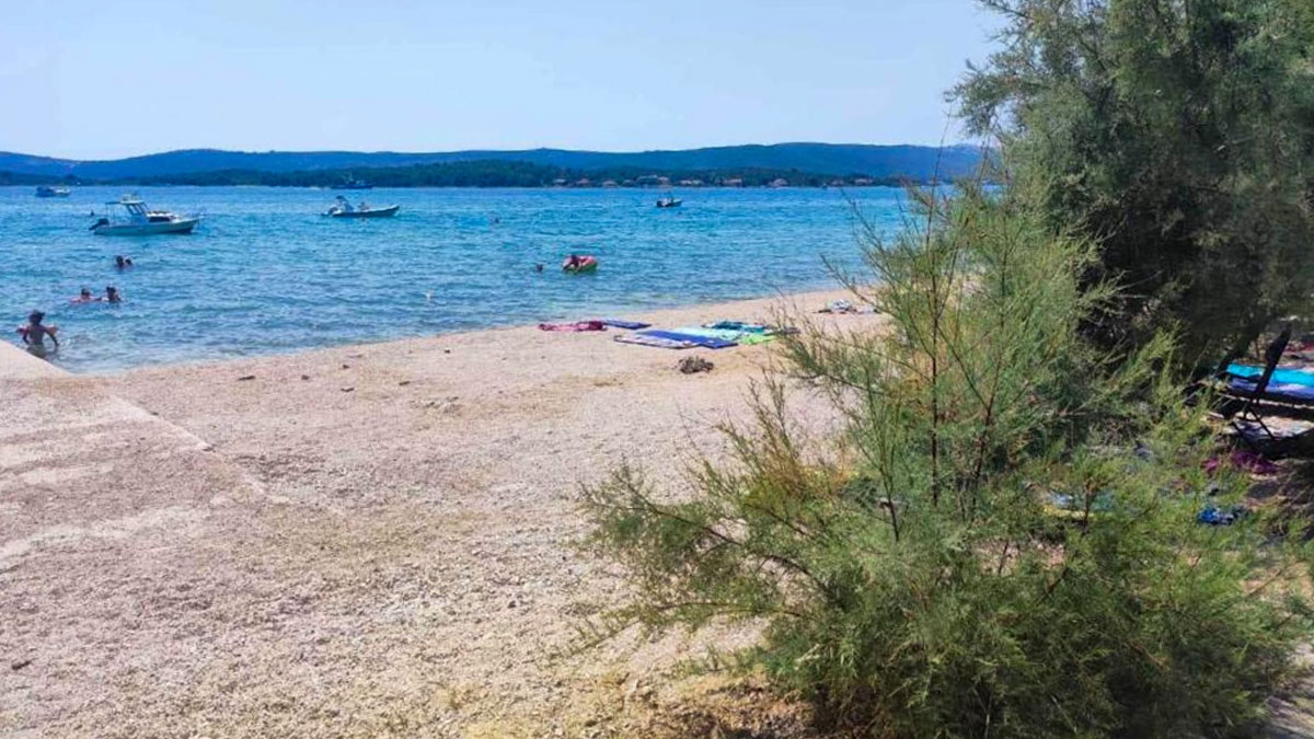 penthouse-s-krovnom-terasom-jacuzzijem-i-pogledom-na-more_17