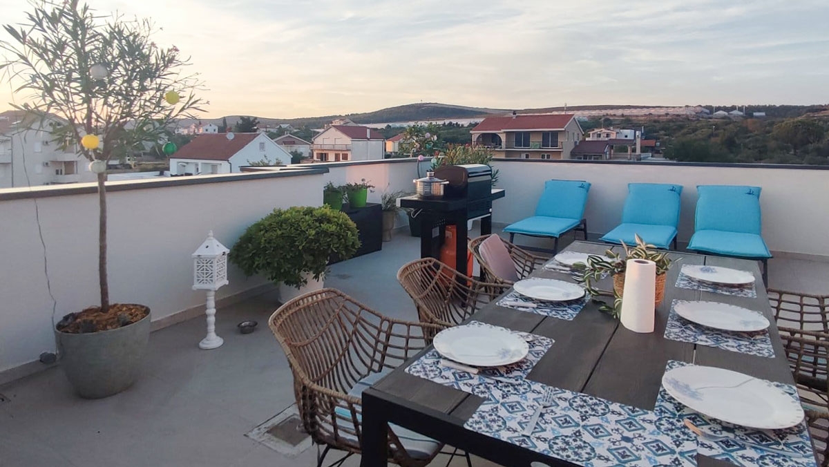 penthouse-s-krovnom-terasom-jacuzzijem-i-pogledom-na-more_4