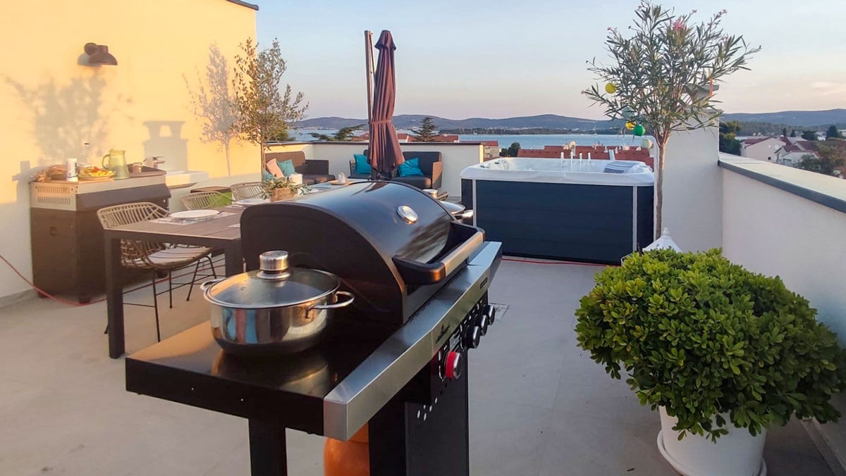 penthouse-s-krovnom-terasom-jacuzzijem-i-pogledom-na-more_6