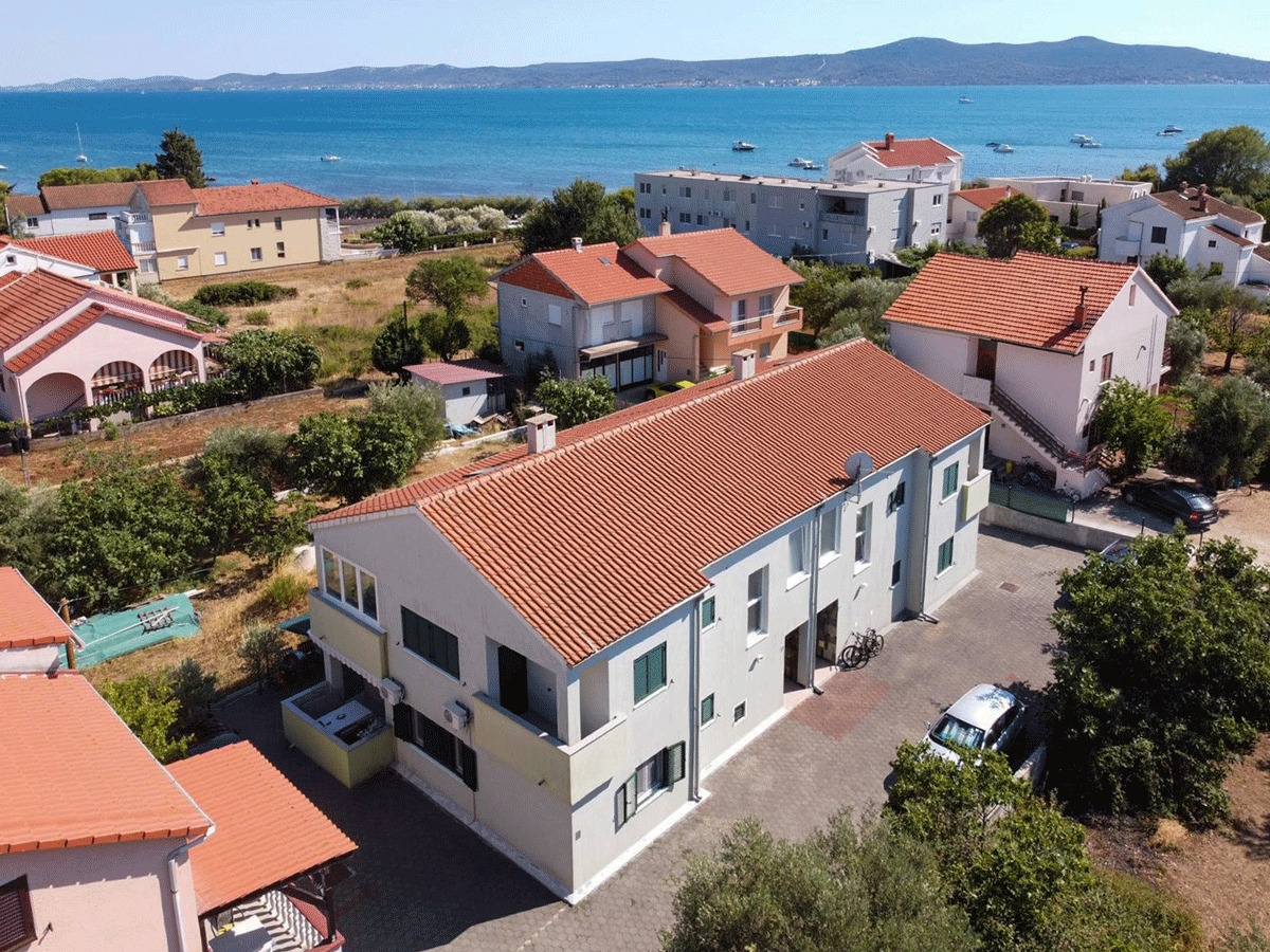 sukosan-trosoban-stan-s-dvoristem-130-m-od-plaze_1