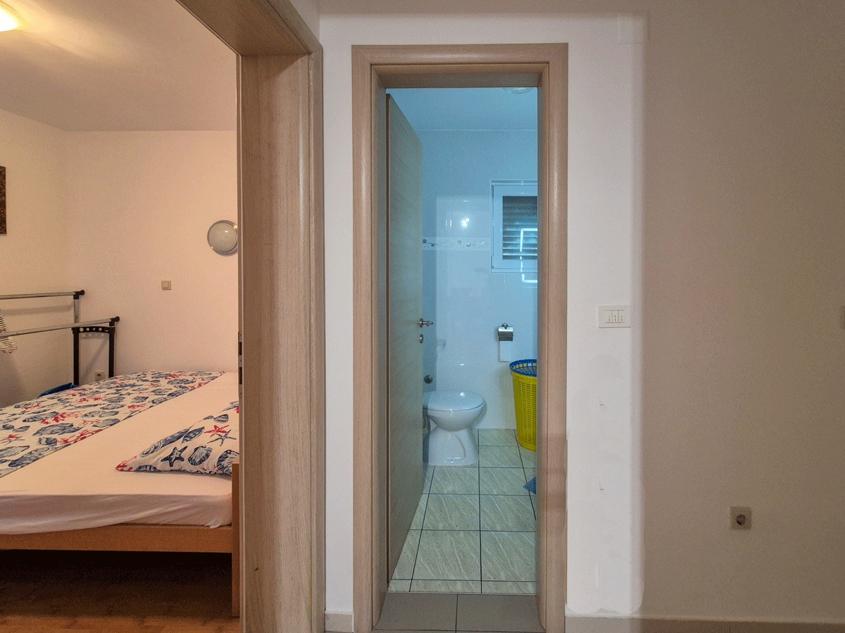 sukosan-trosoban-stan-s-dvoristem-130-m-od-plaze_10