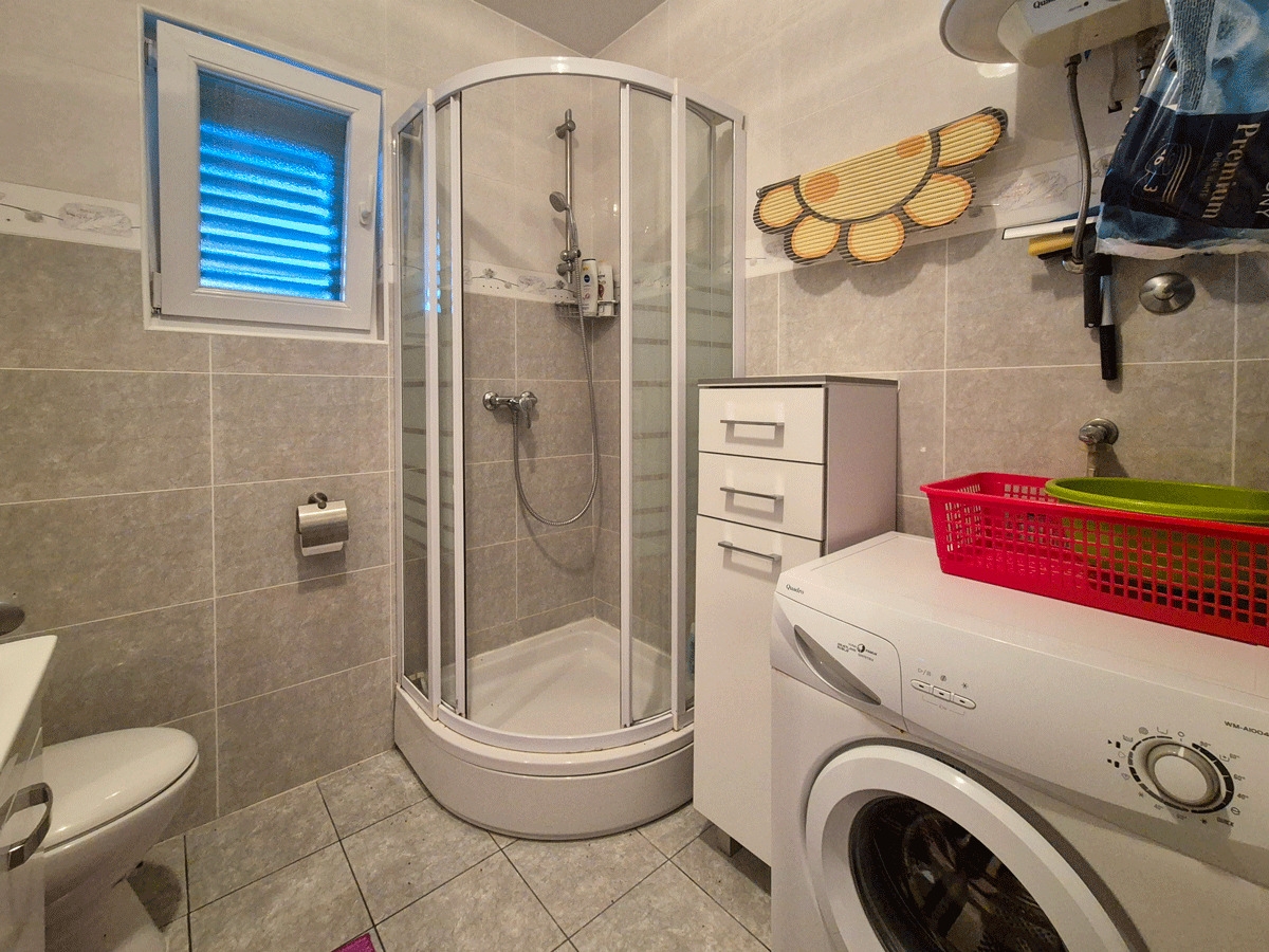 sukosan-trosoban-stan-s-dvoristem-130-m-od-plaze_13