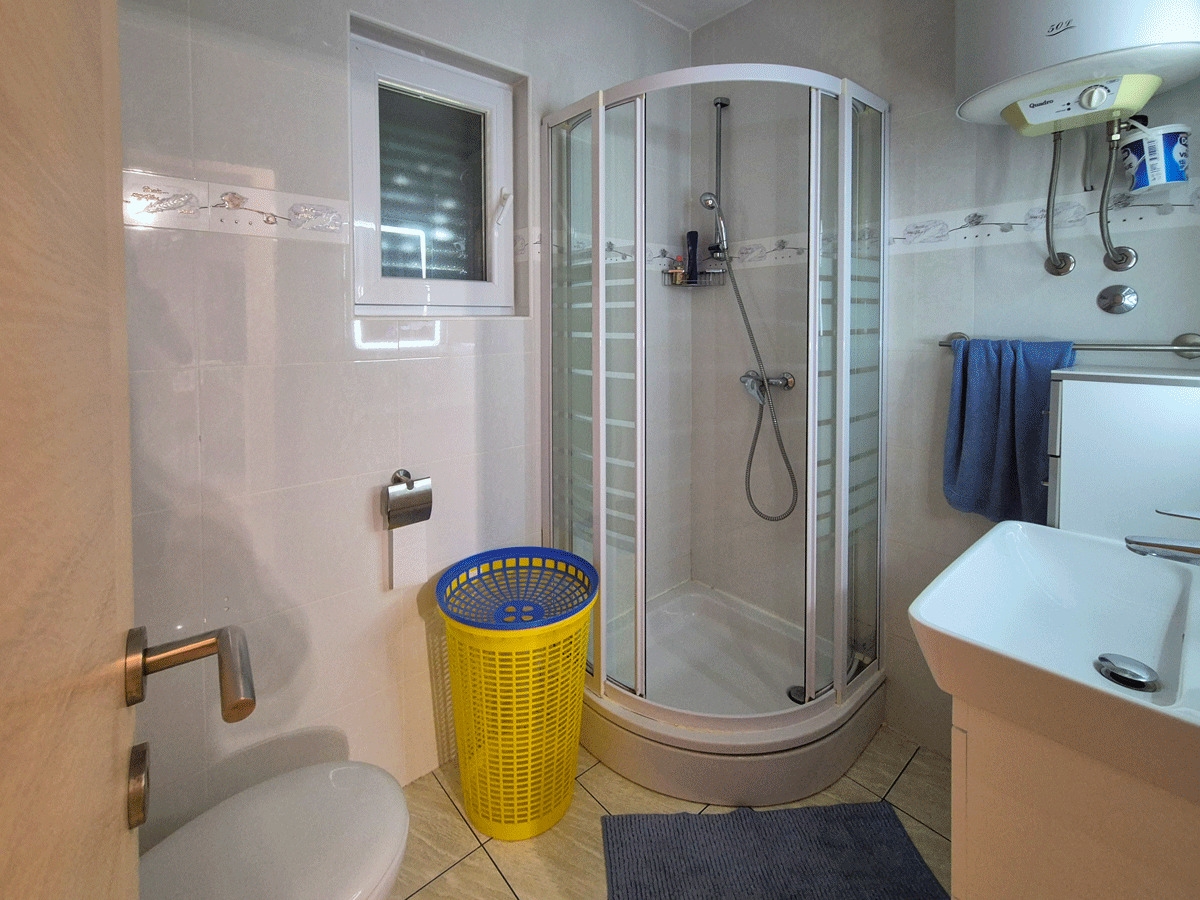 sukosan-trosoban-stan-s-dvoristem-130-m-od-plaze_14