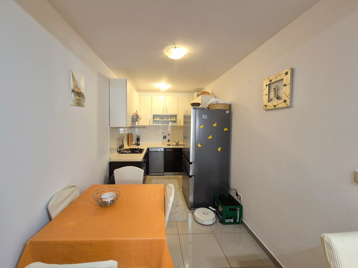 sukosan-trosoban-stan-s-dvoristem-130-m-od-plaze_15