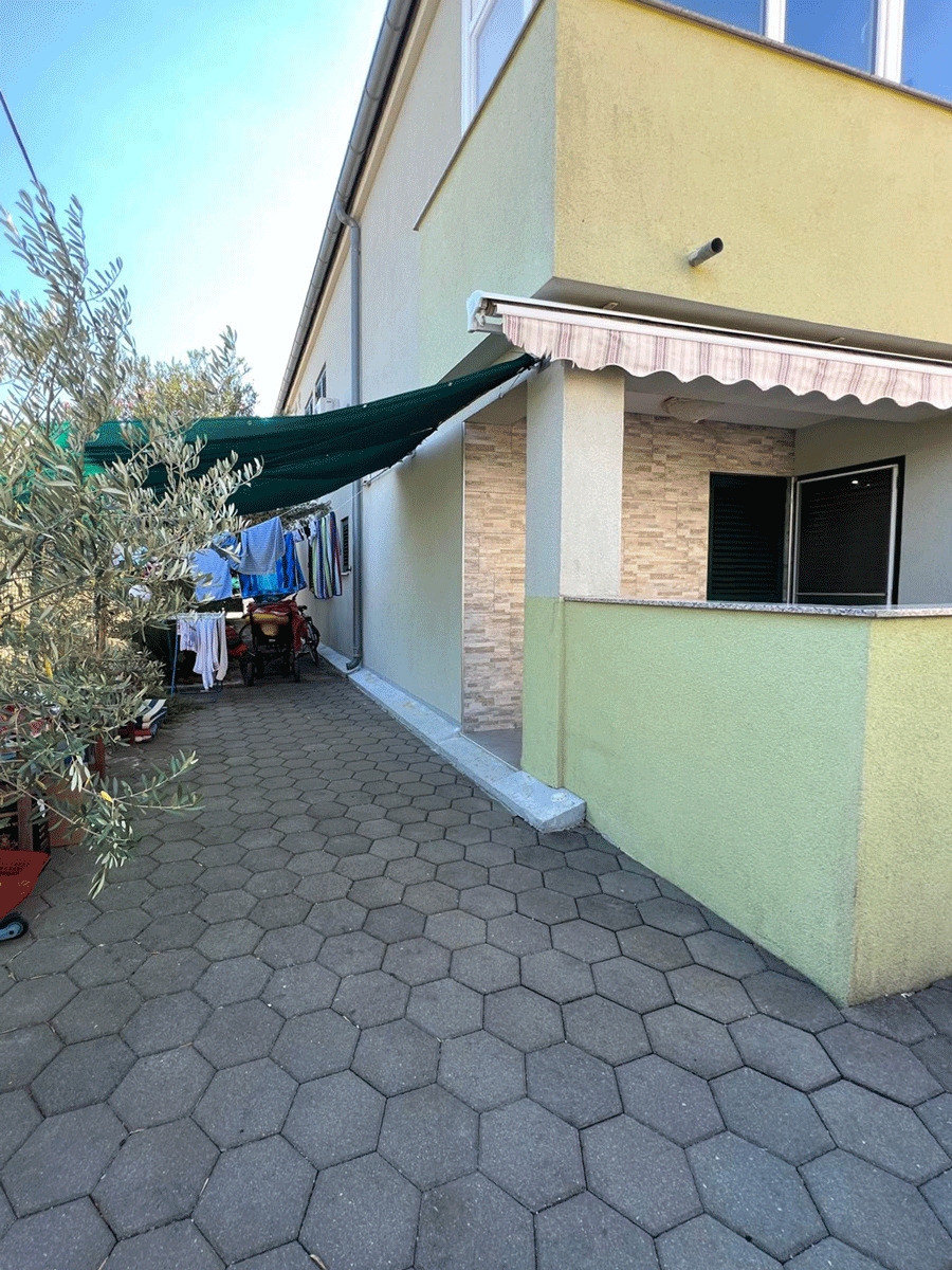 sukosan-trosoban-stan-s-dvoristem-130-m-od-plaze_17