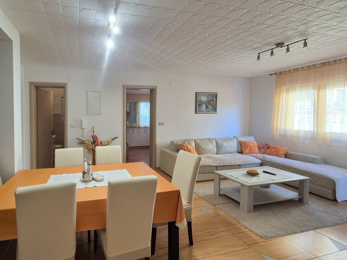 sukosan-trosoban-stan-s-dvoristem-130-m-od-plaze_2