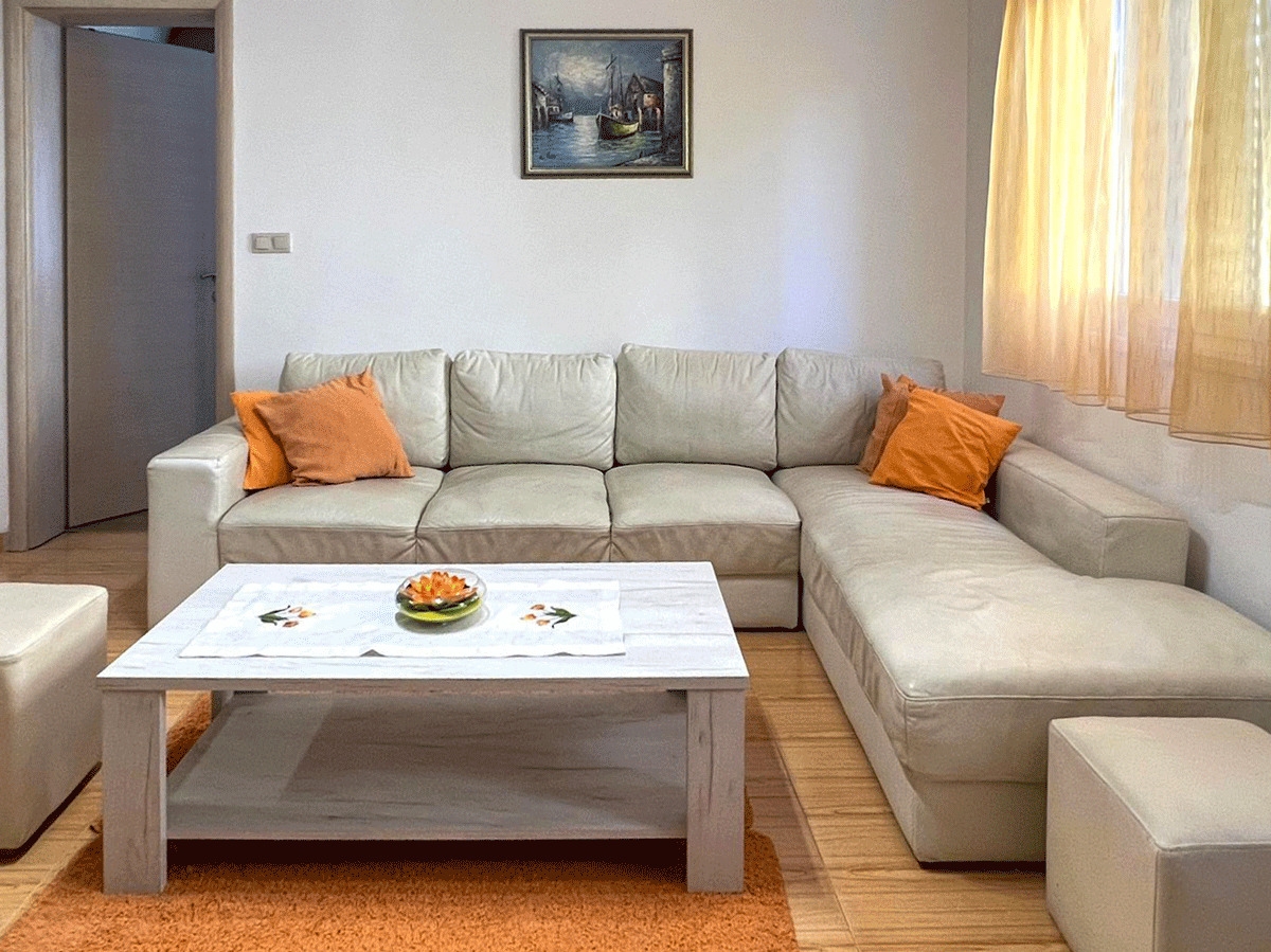 sukosan-trosoban-stan-s-dvoristem-130-m-od-plaze_4