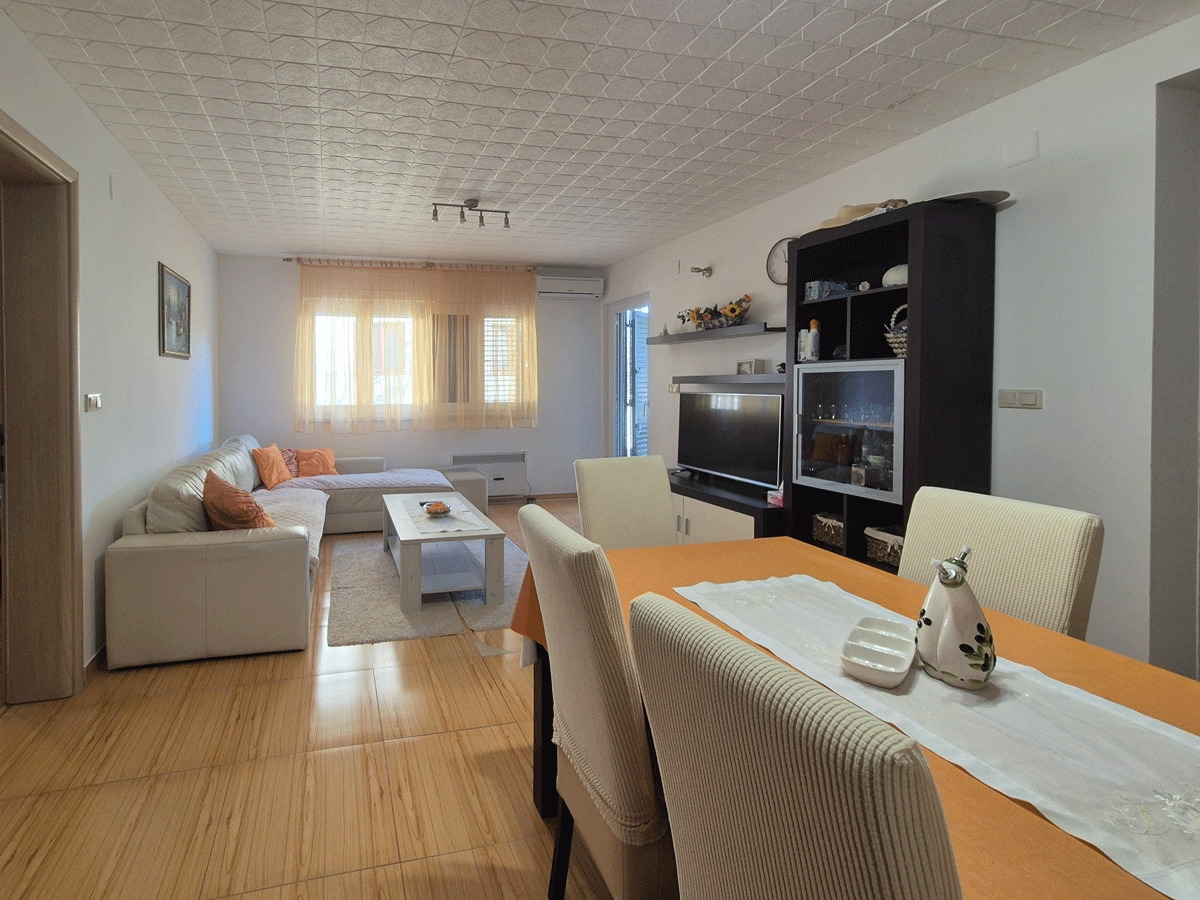 sukosan-trosoban-stan-s-dvoristem-130-m-od-plaze_5