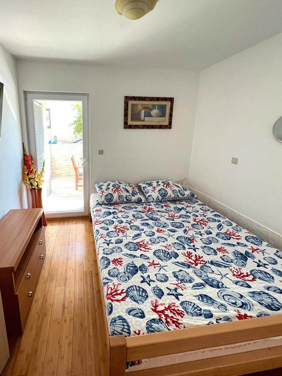 sukosan-trosoban-stan-s-dvoristem-130-m-od-plaze_6