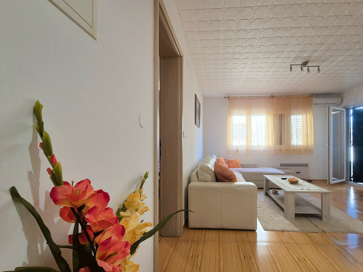 sukosan-trosoban-stan-s-dvoristem-130-m-od-plaze_8