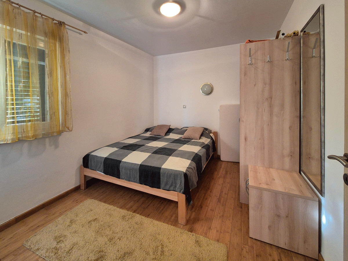 sukosan-trosoban-stan-s-dvoristem-130-m-od-plaze_9