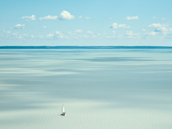 Vitorlás a Balatonon – balatoni ingatlanpiac 2026