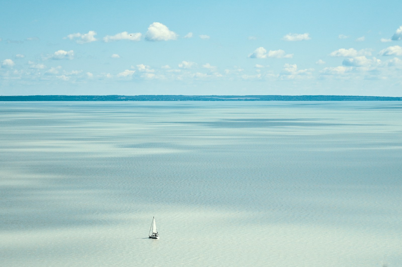 Vitorlás a Balatonon – balatoni ingatlanpiac 2026