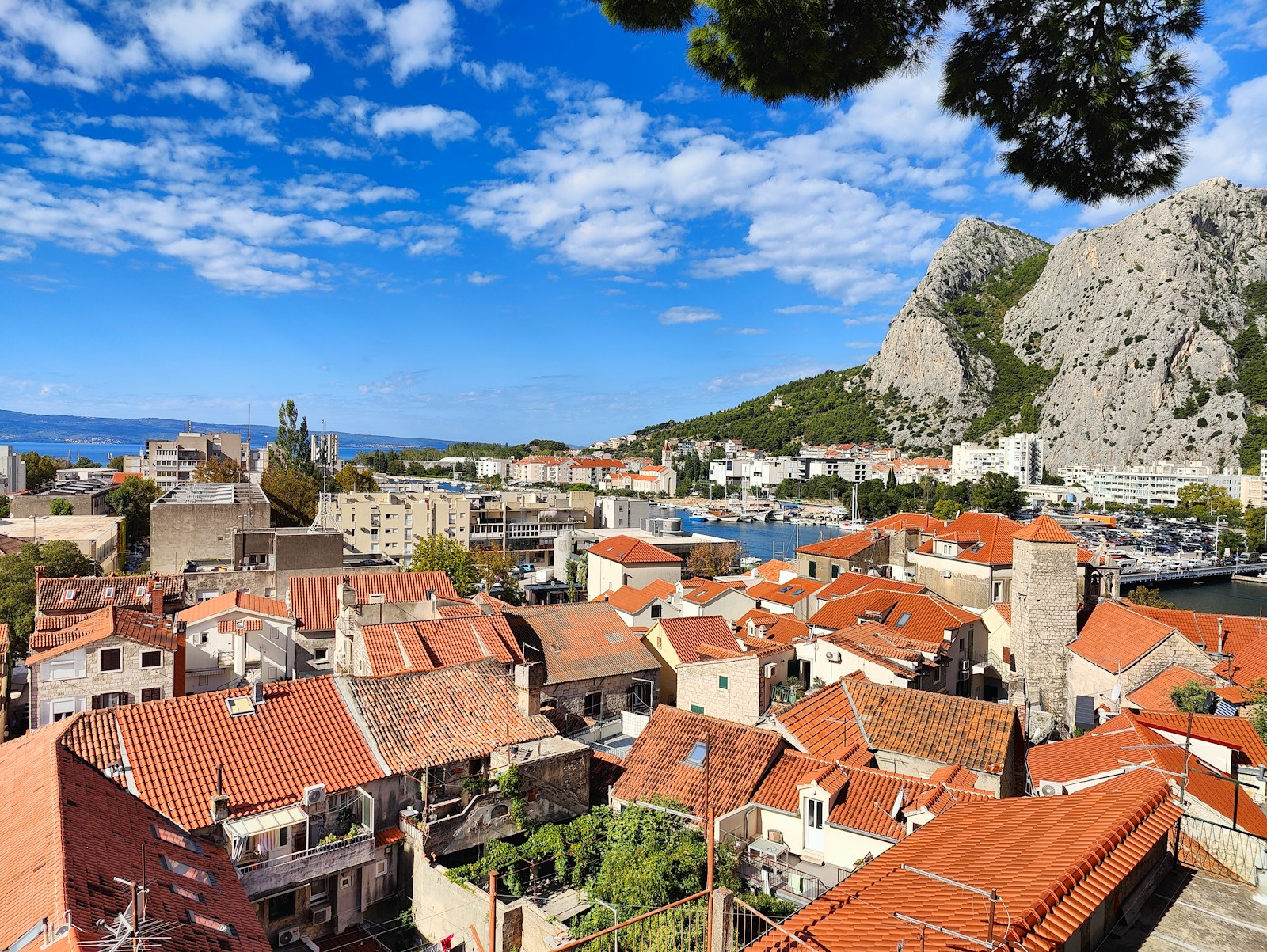 Omiš óváros narancsszínű tetőkkel a horvát tengerparton – ingatlanösszehasonlítás Balatonnal