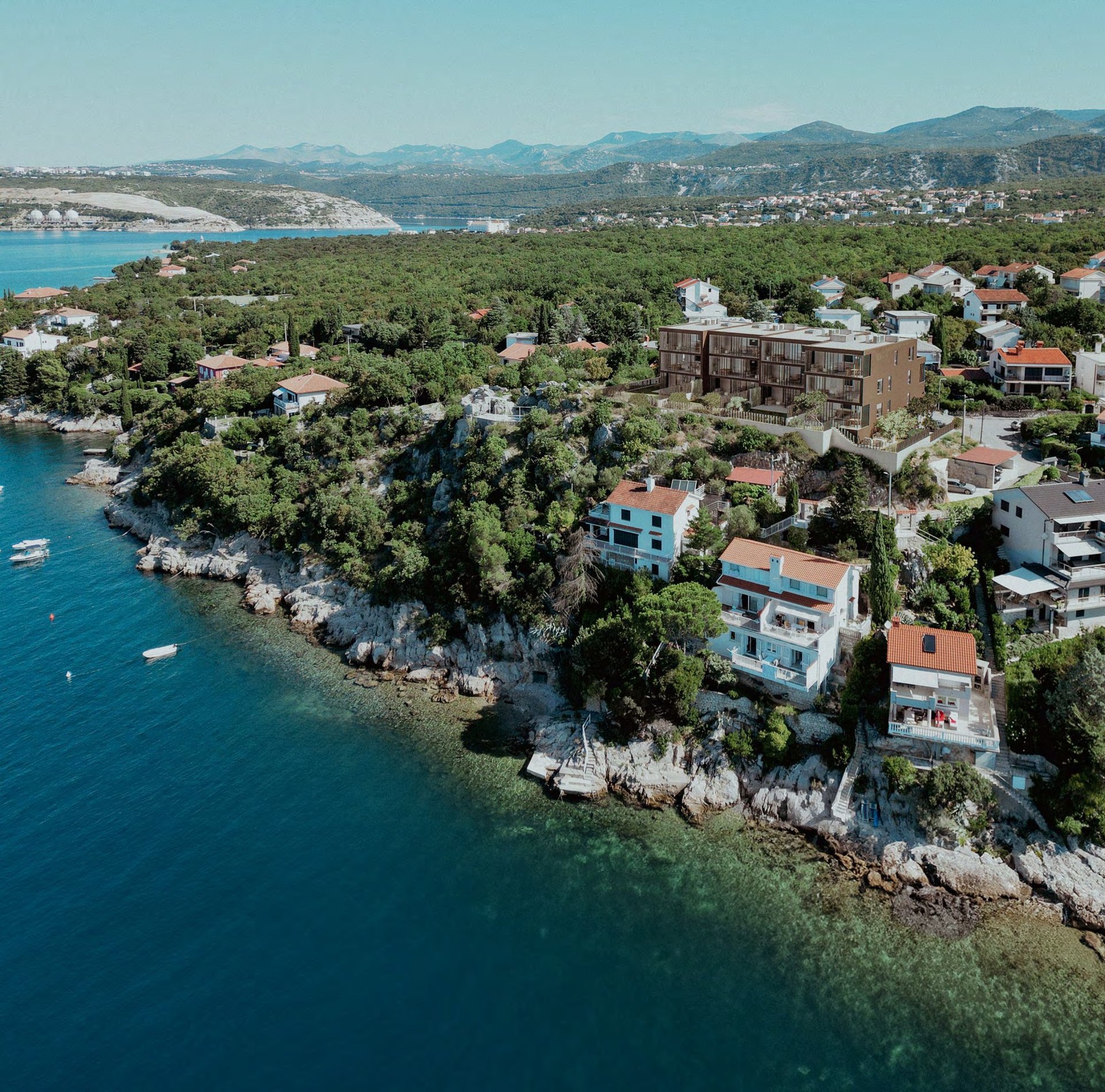 Kraljevica Oštro öböl és az új lakóépületek