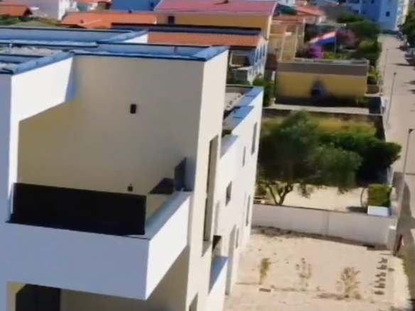 Új építésű lakások Vir szigetén – az épület és a tenger légifotón