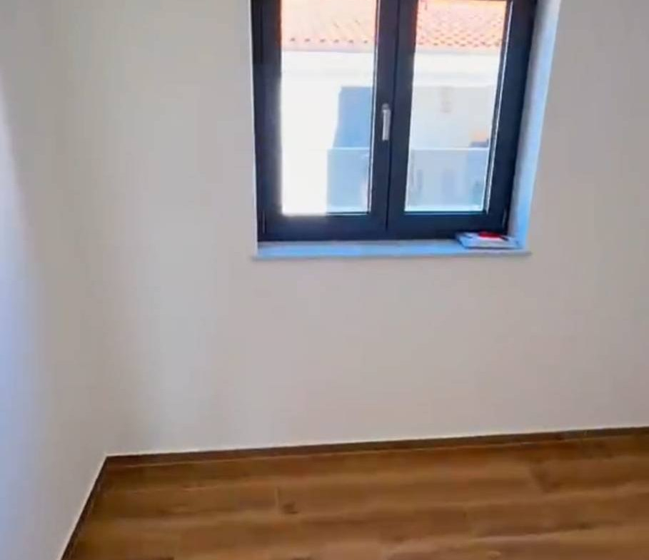 909